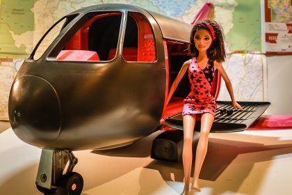 Barbie voyage assise sur un avion jouet, nos billets tour du monde sont réservés