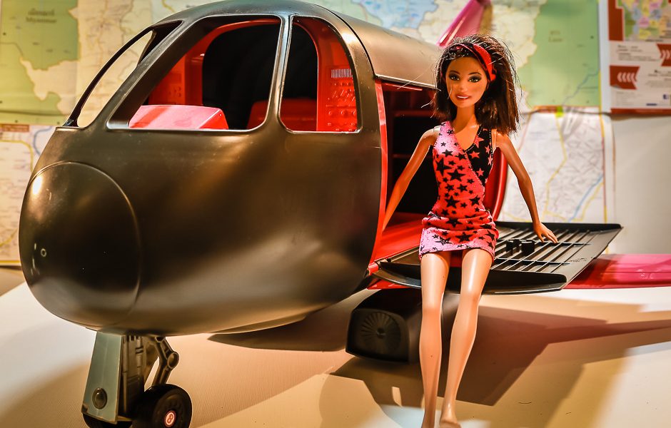 Barbie voyage assise sur un avion jouet, nos billets tour du monde sont réservés
