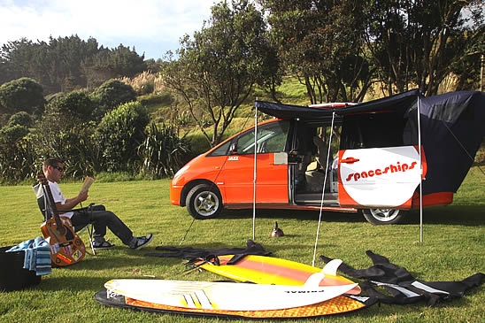 Campervan Spaceships avec auvent dans un camping