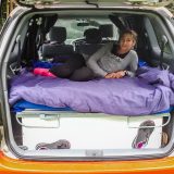 Lit aménagé à l’arrière de notre campervan