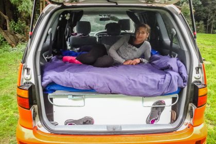 Lit aménagé à l’arrière de notre campervan