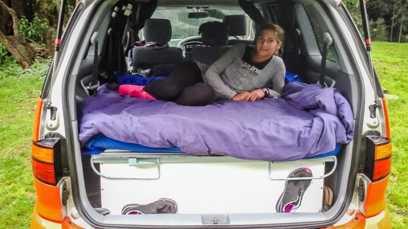 Lit aménagé à l’arrière de notre campervan