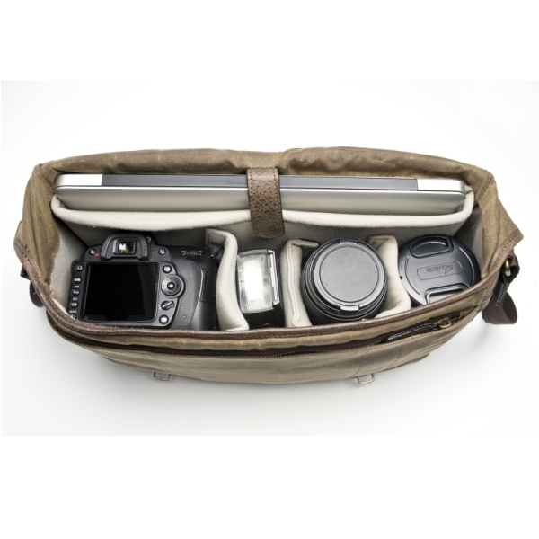 Intérieur du sac photo avec reflex, objectifs et ordinateur portable