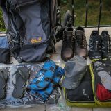 Sac à dos de tour du monde et tout son équipement rangé dans des sacs de compression