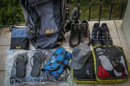Sac à dos de tour du monde et tout son équipement rangé dans des sacs de compression