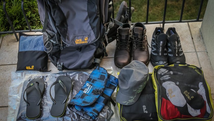 Sac à dos de tour du monde et tout son équipement rangé dans des sacs de compression