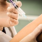 Injection d’un vaccin dans le bras avant notre tour du monde
