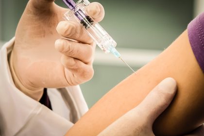 Injection d’un vaccin dans le bras avant notre tour du monde