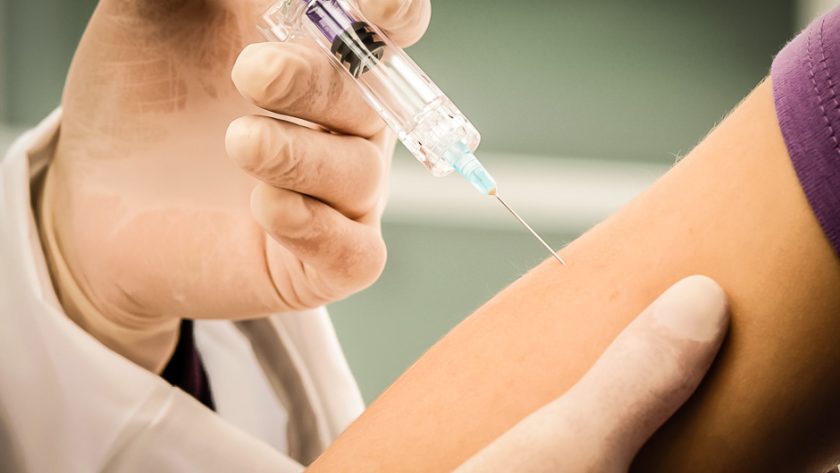 Injection d’un vaccin dans le bras avant notre tour du monde