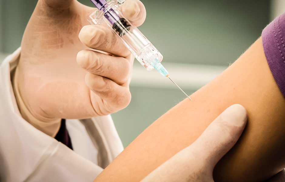 Injection d’un vaccin dans le bras avant notre tour du monde