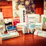 Médicaments de notre trousse à pharmacie de voyage étalés sur une table