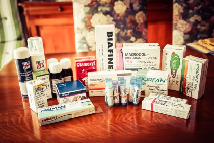 Médicaments de notre trousse à pharmacie de voyage étalés sur une table