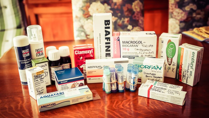Médicaments de notre trousse à pharmacie de voyage étalés sur une table