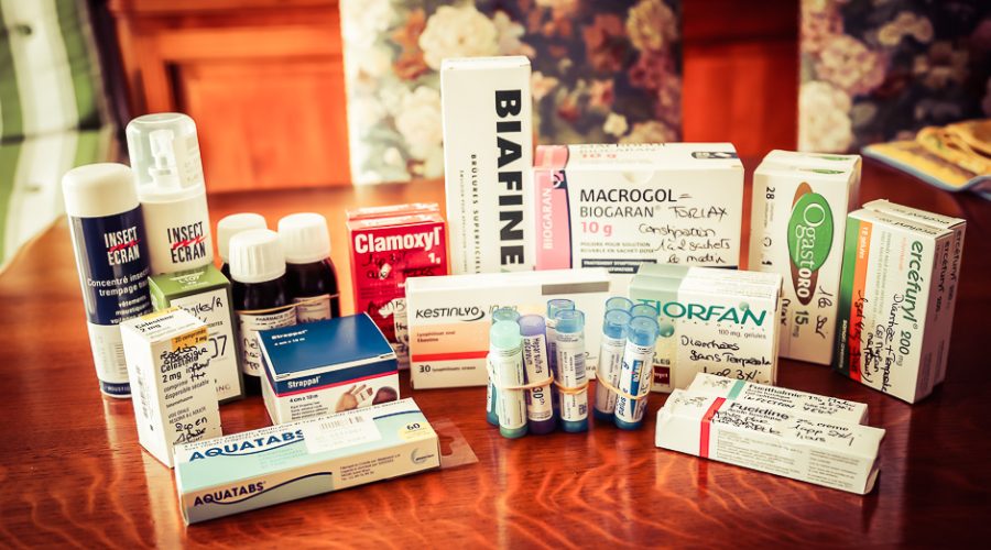 Médicaments de notre trousse à pharmacie de voyage étalés sur une table