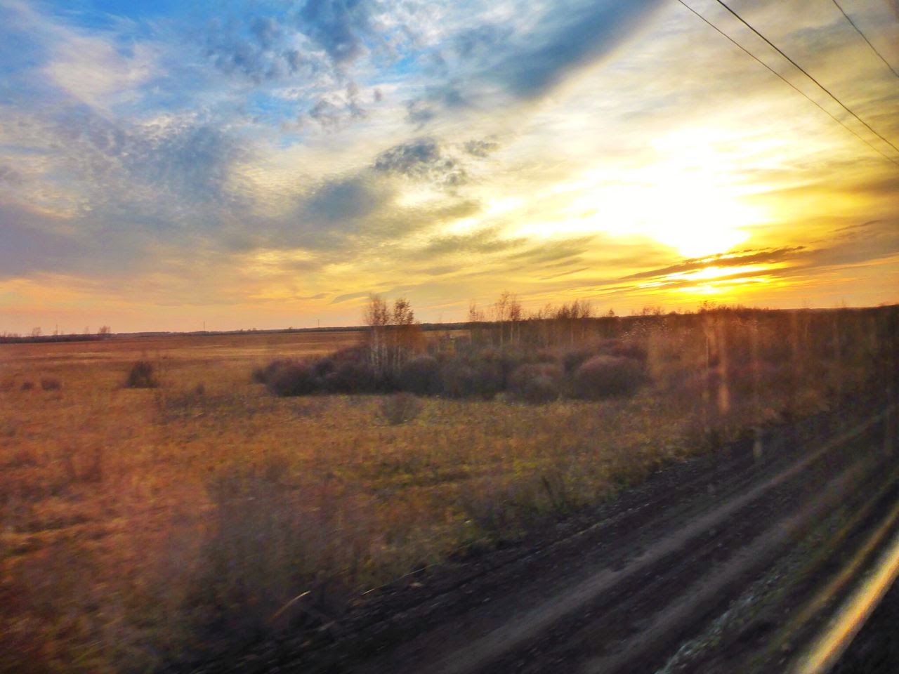 Coucher de soleil sur la Sibérie depuis la fenêtre du train