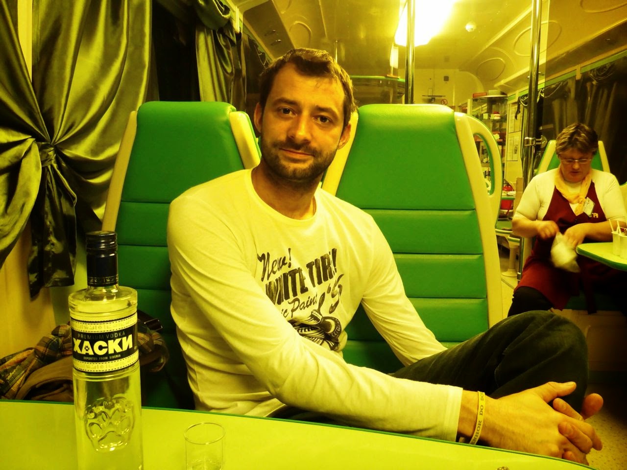 Thomas et une bouteille de vodka au wagon-restaurant du Transsibérien