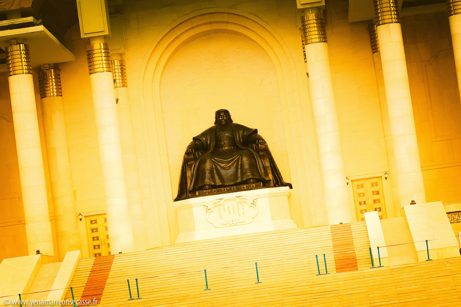 Statue de Gengis Khan assis sous les colonnes du palais du gouvernement