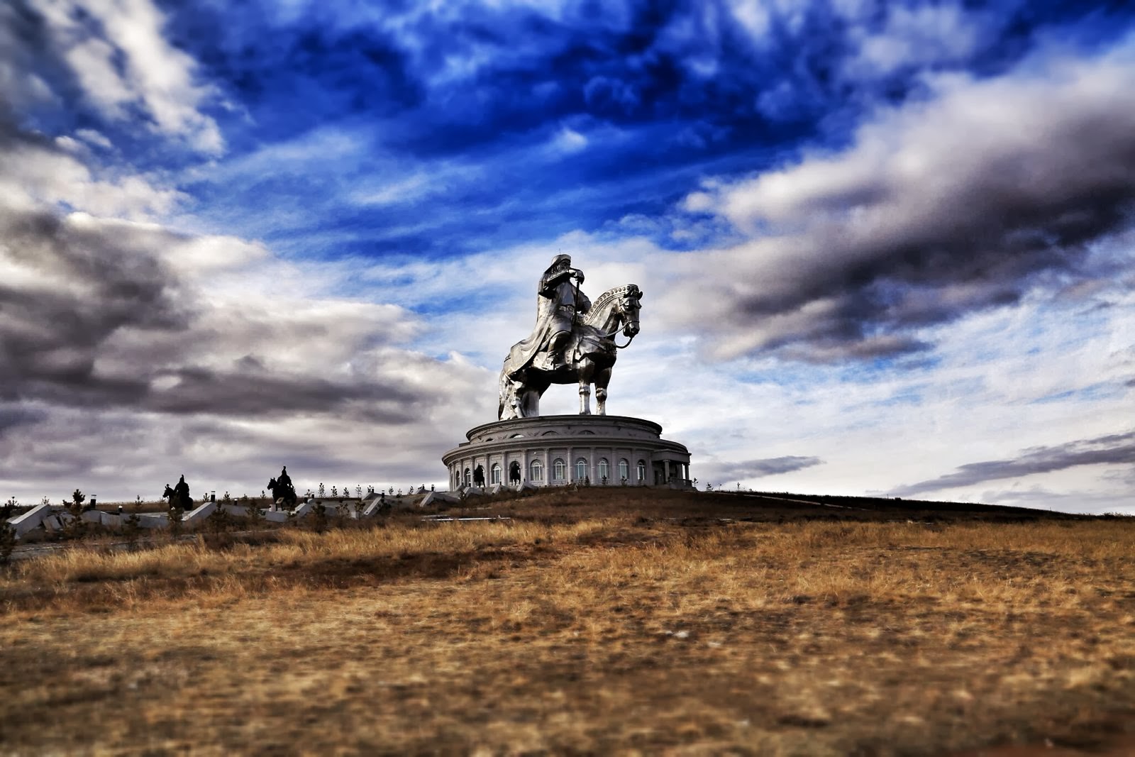 La statue équestre géante de Gengis Khan sur son édifice circulaire