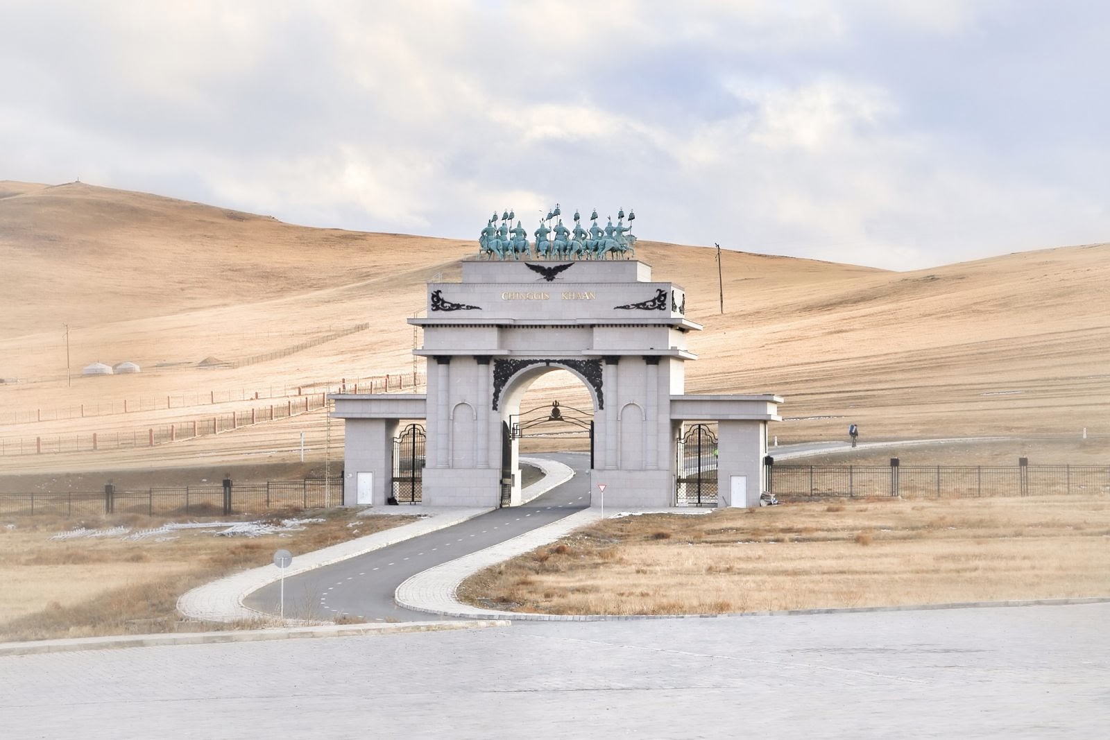 Porte monumentale du complexe de la statue de Gengis Khan, au milieu de la steppe