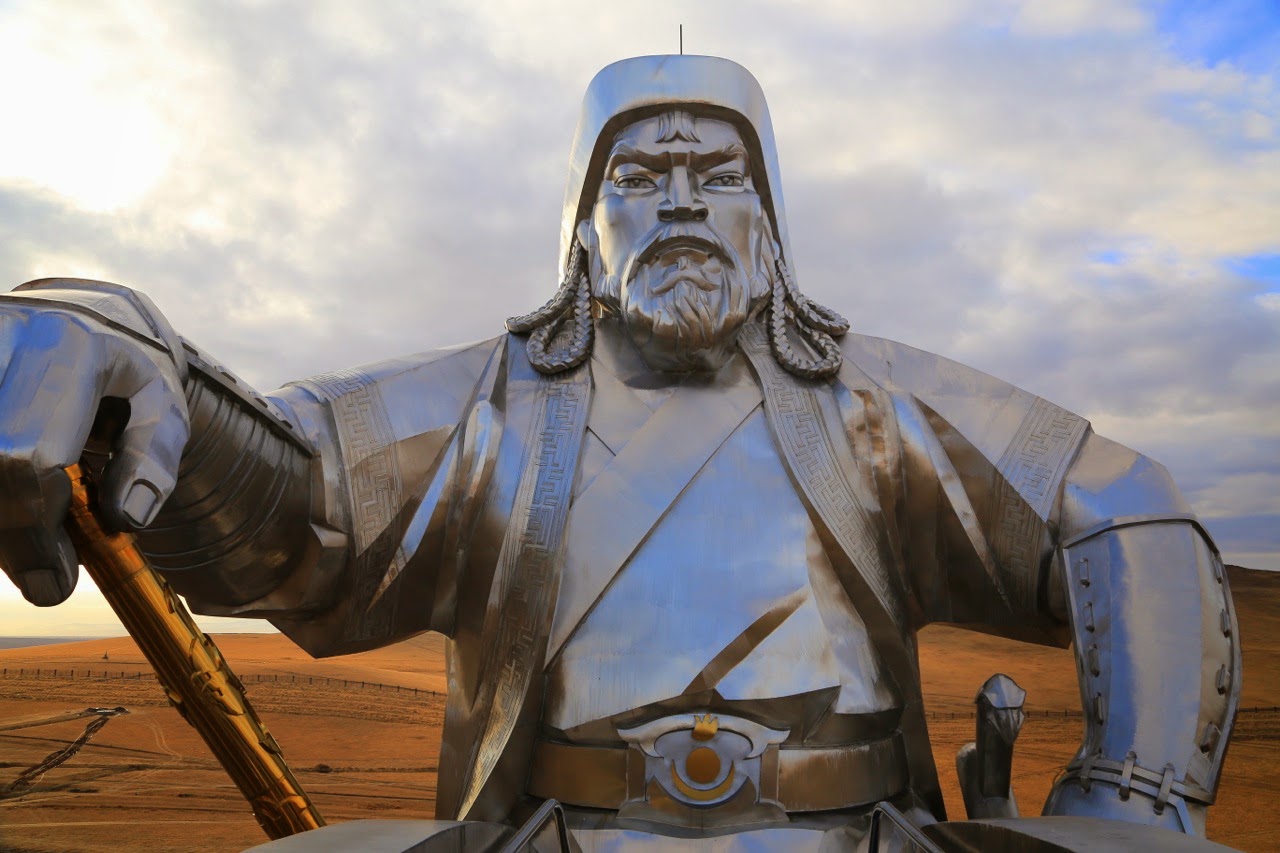 Le visage conquérant de Gengis Khan en métal chromé