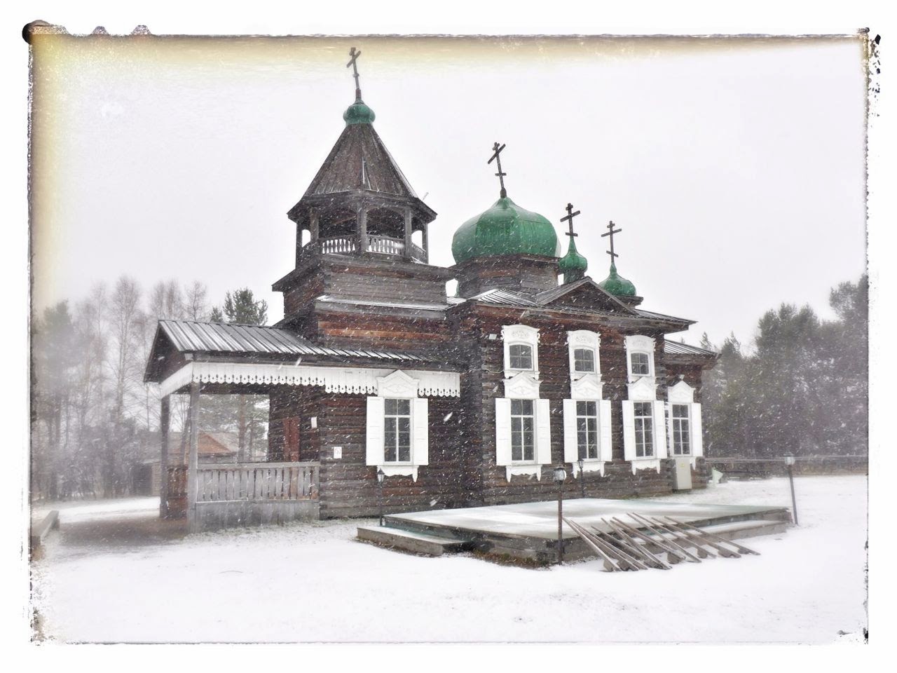 Église en bois sous la neige dans l’éco-musée au bord de l’Angara