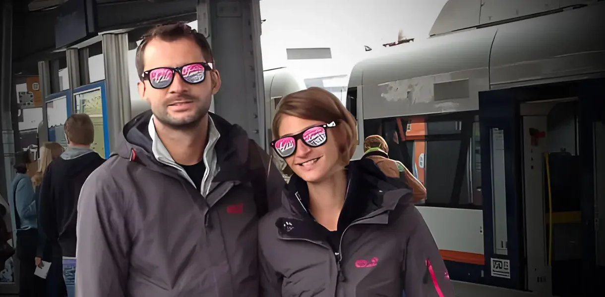 Départ du tour du monde sur le quai de la gare avec des lunettes de soleil roses
