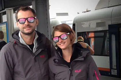 Départ du tour du monde sur le quai de la gare avec des lunettes de soleil roses