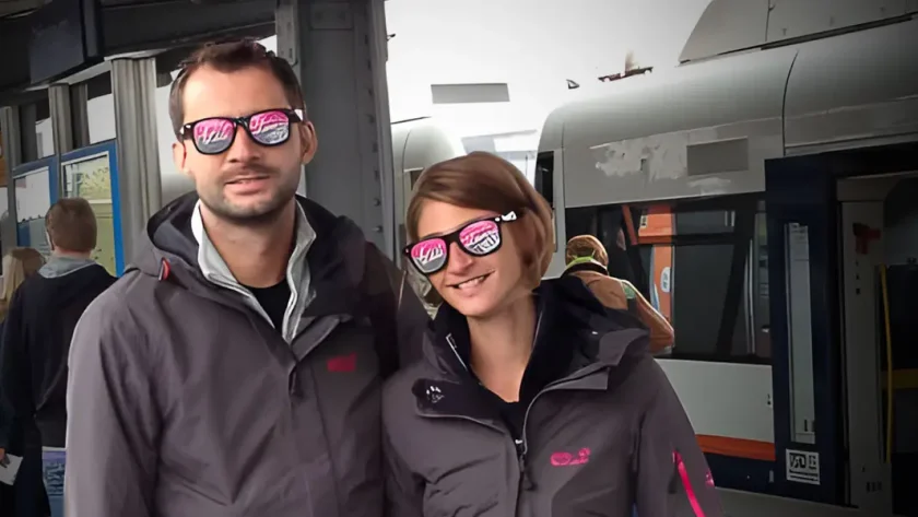 Départ du tour du monde sur le quai de la gare avec des lunettes de soleil roses