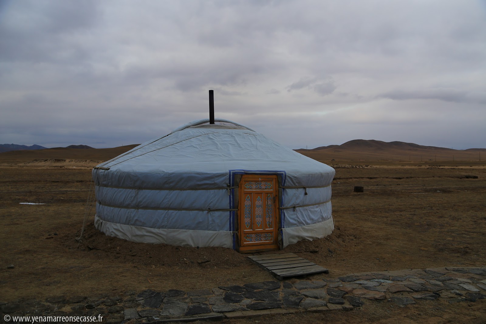 Une yourte blanche dans la steppe mongole, la veille de la neige