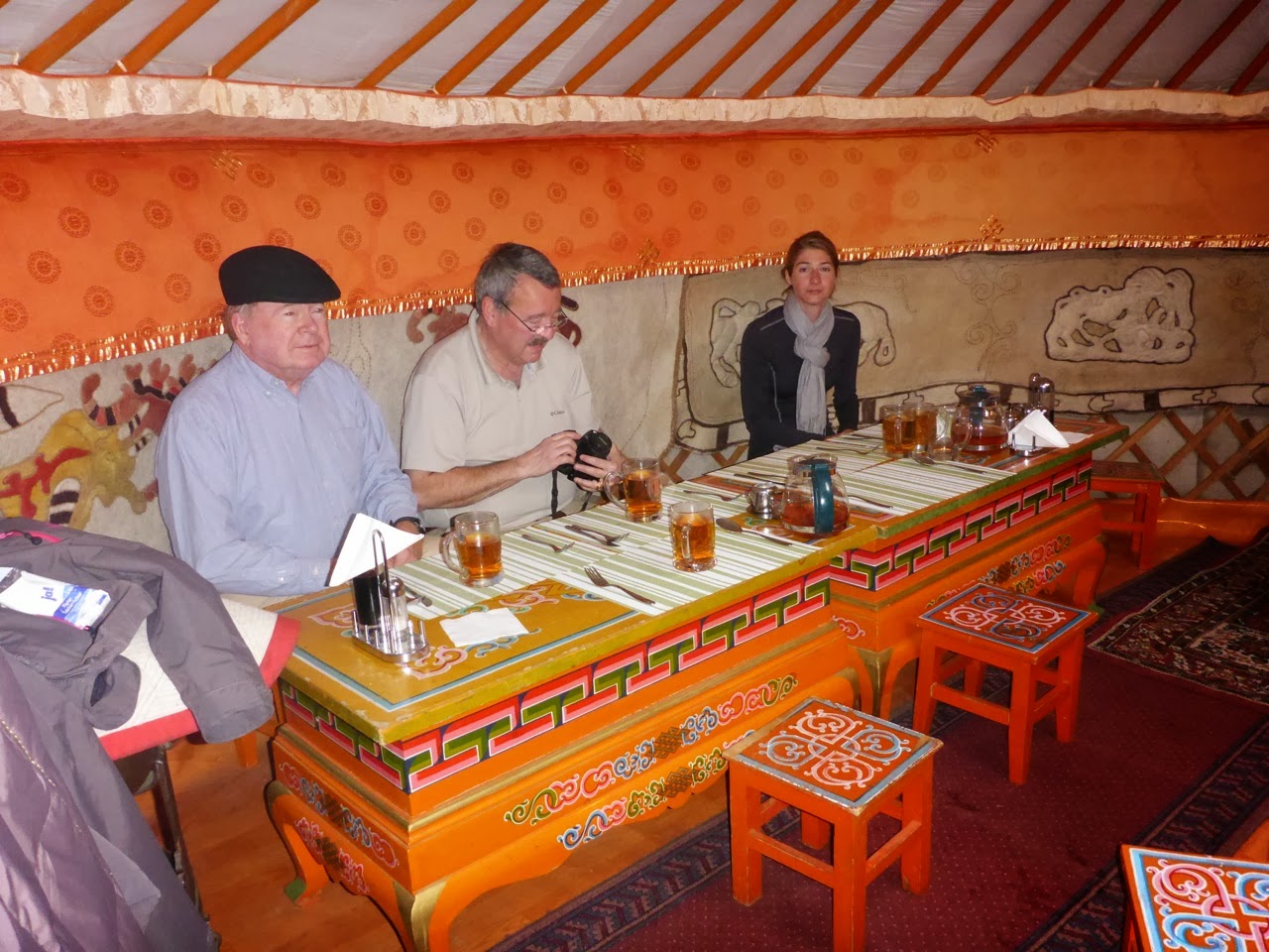 Dîner avec les autres voyageurs autour des tables peintes