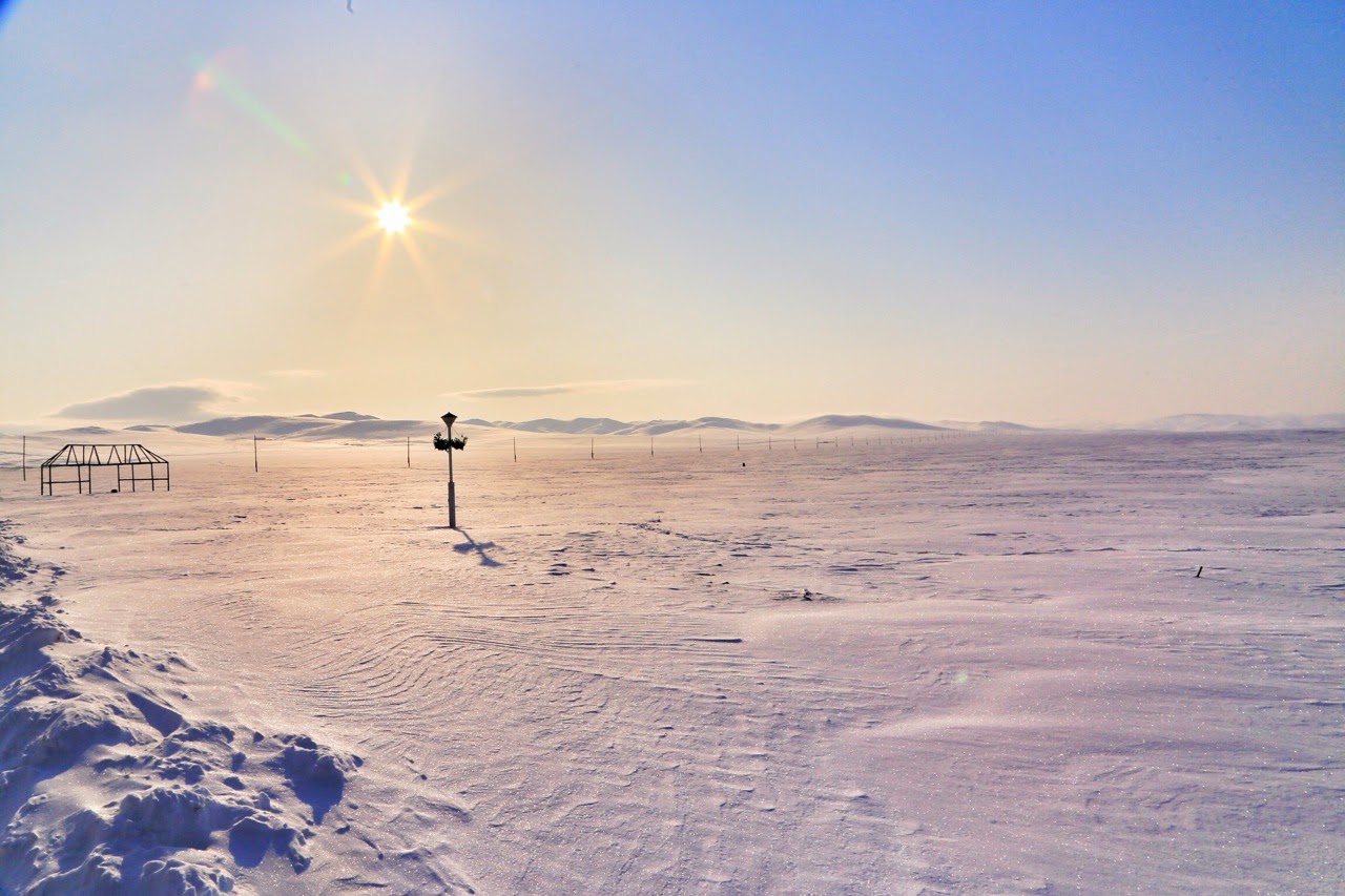 Soleil rasant sur la steppe enneigée