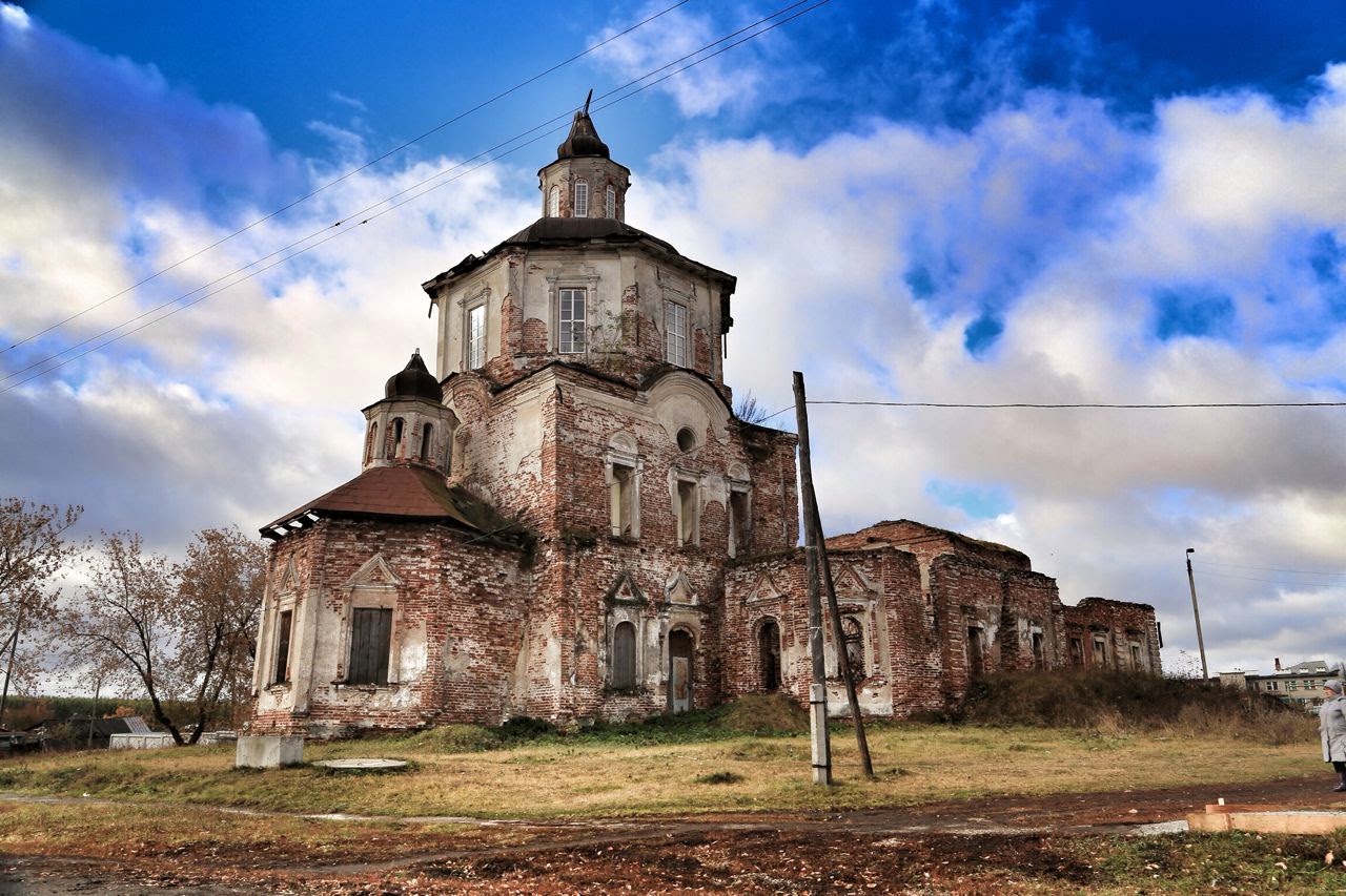 Ancienne église en briques dans la campagne sibérienne