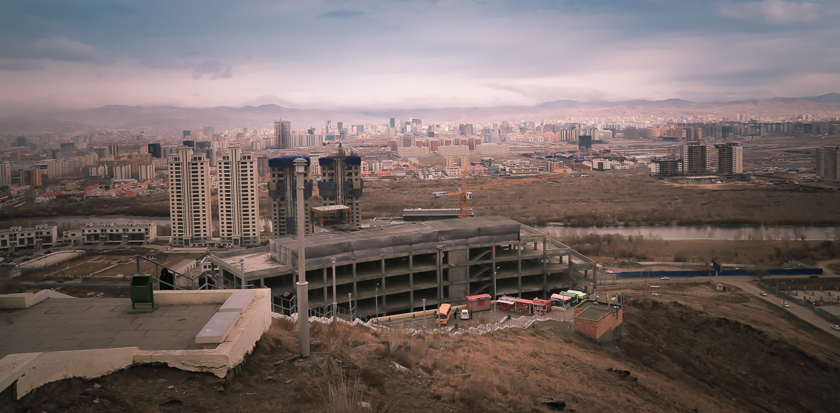 Vue sur Oulan-Bator et ses tours depuis les hauteurs de la ville