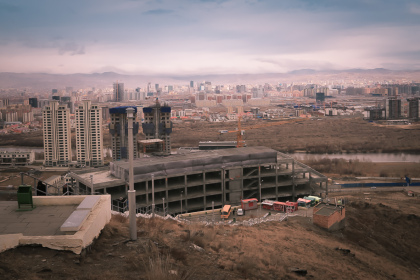 Vue sur Oulan-Bator et ses tours depuis les hauteurs de la ville