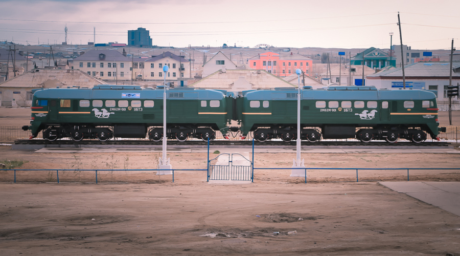 Deux locomotives diesel vertes en gare