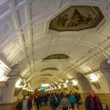 Voûte à caissons et plafond peint d’une station du métro de Moscou