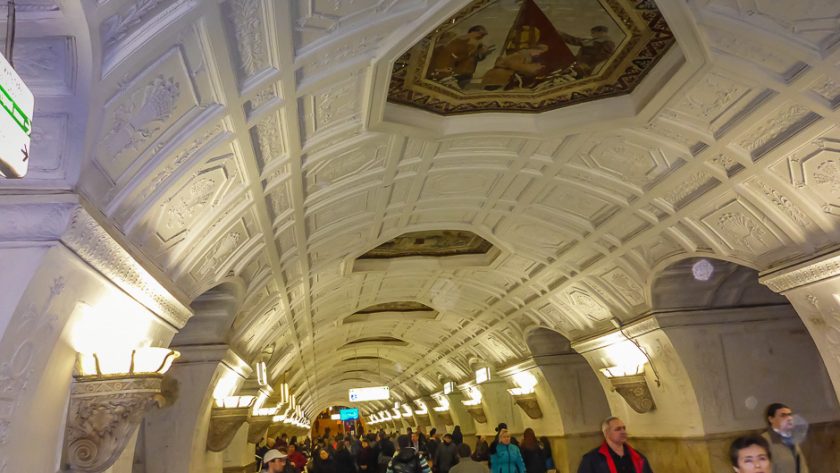 Voûte à caissons et plafond peint d’une station du métro de Moscou