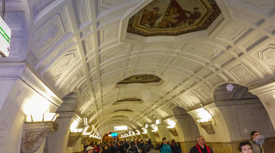 Voûte à caissons et plafond peint d’une station du métro de Moscou