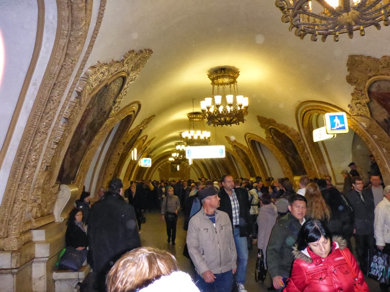 Lustres dorés et décors sculptés sous la voûte d’une station