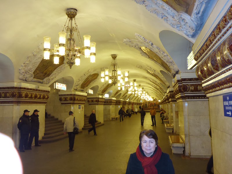 Lustres et colonnes de marbre dans le hall d’une station
