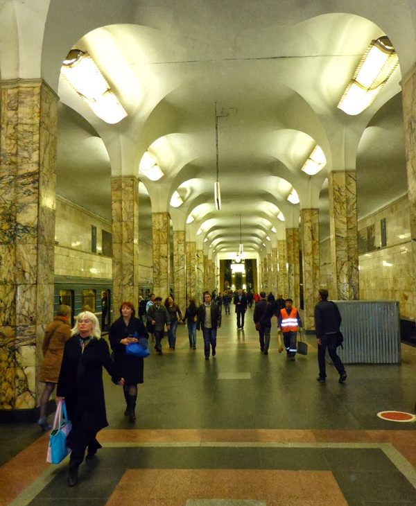 Couloir aux piliers de marbre dans une station moscovite