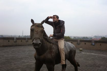 Pose à cheval sur une statue en scrutant l’horizon : à suivre…