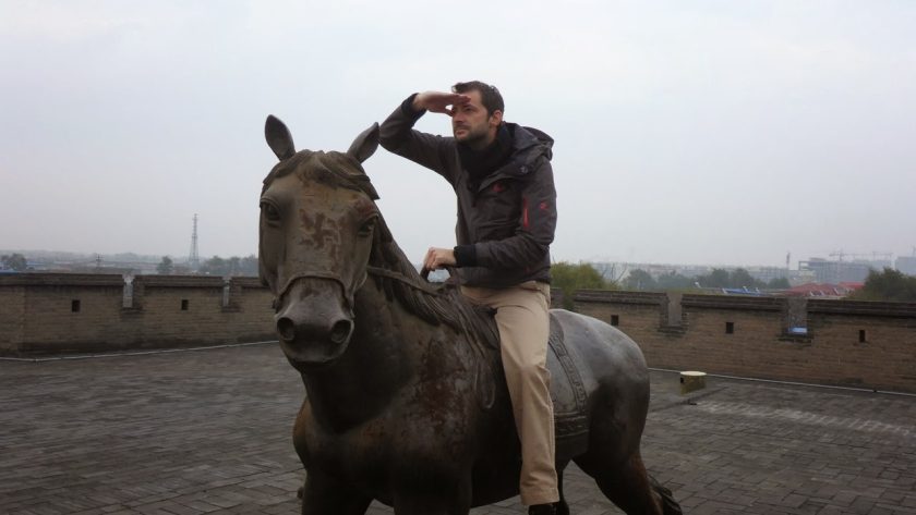 Pose à cheval sur une statue en scrutant l’horizon : à suivre…