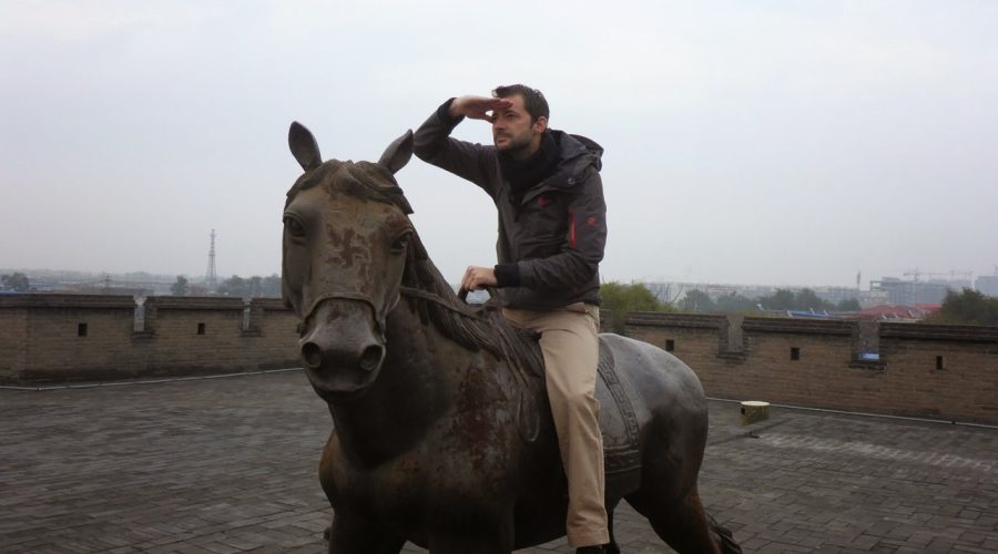 Pose à cheval sur une statue en scrutant l’horizon : à suivre…