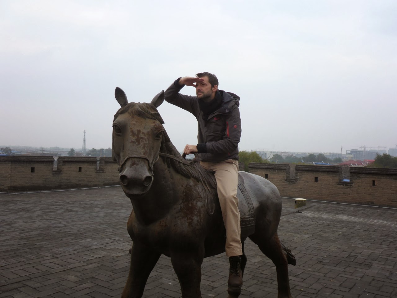 Pose à cheval sur une statue en scrutant l’horizon : à suivre…