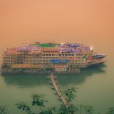 Bateau de croisière sur le Yangzi dans la brume