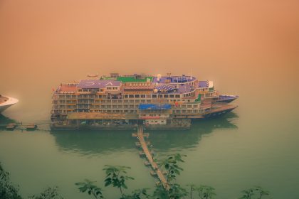 Bateau de croisière sur le Yangzi dans la brume