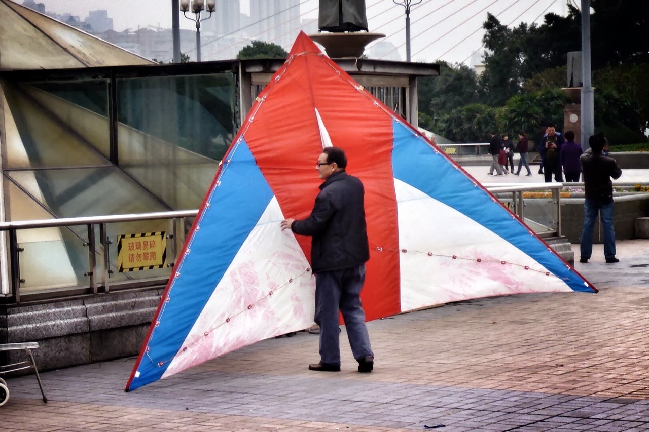 Pilote de cerf-volant géant sur la place Chaotianmen à Chongqing