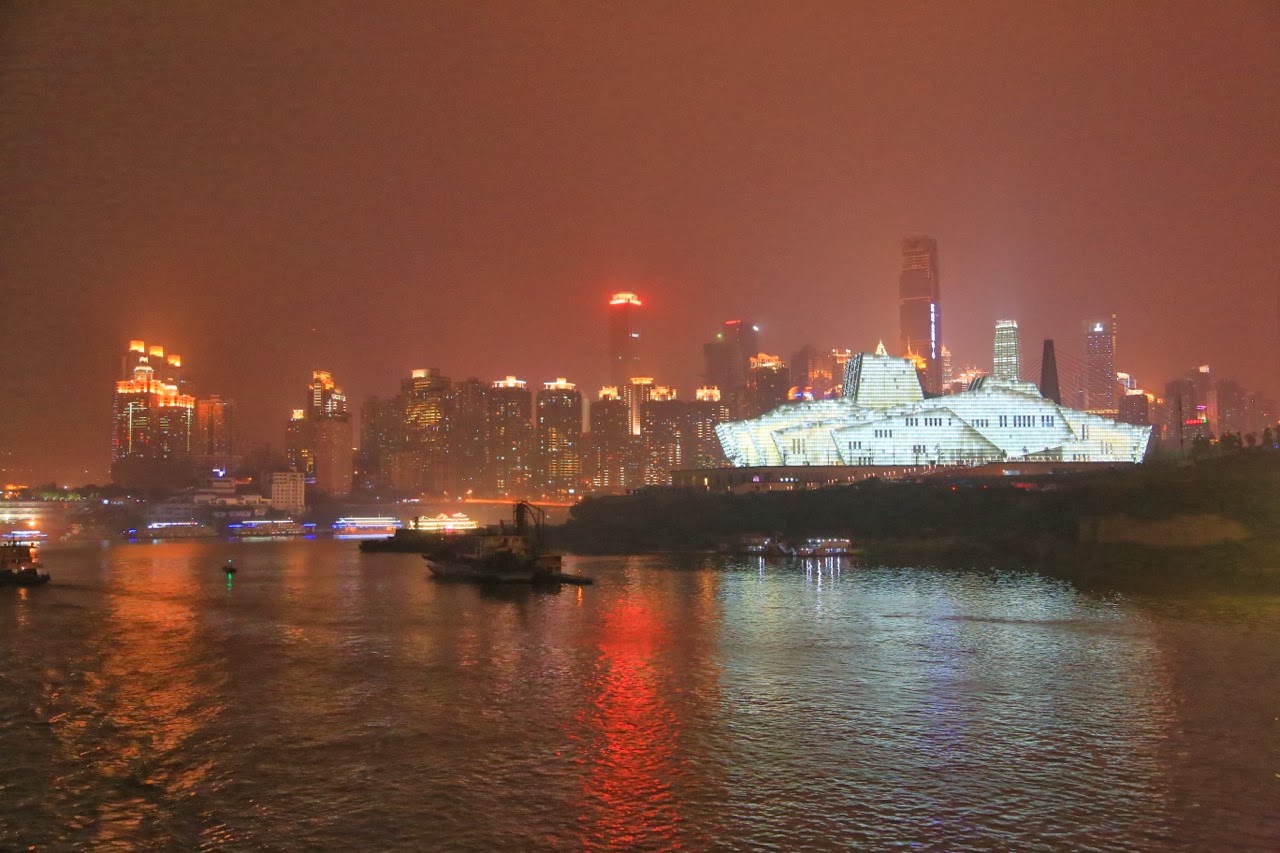 Chongqing illuminée la nuit depuis le fleuve