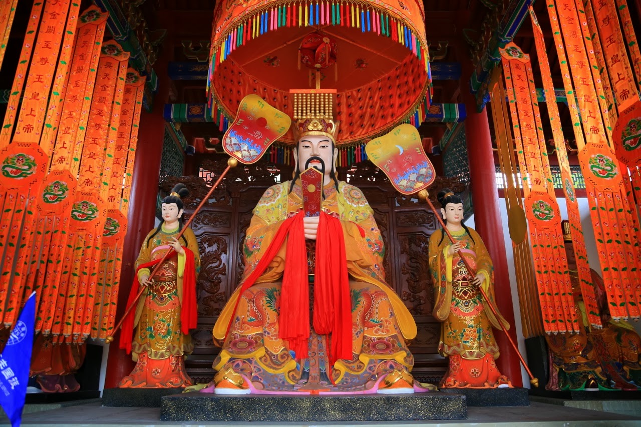 Divinité entourée de gardiens dans un temple de Fengdu